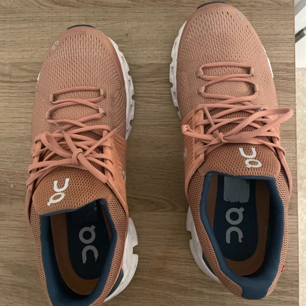 On cloud womens shoe 9.5